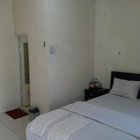 Hotel Dubai Sumenep Buitenkant foto